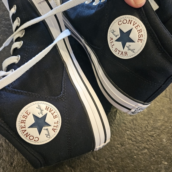 Chuck Taylor hightop Converse shoes - Picture 16 of 16